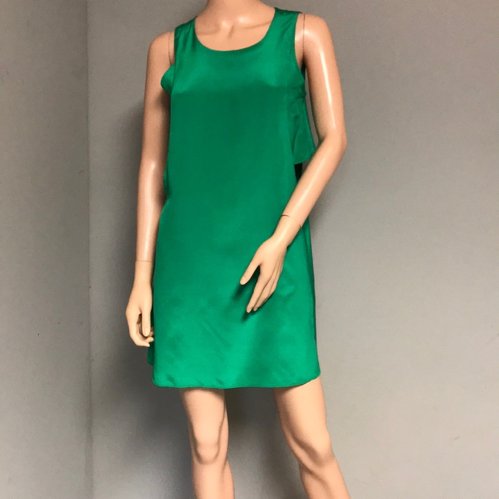 Askari sleeveless green silk mini dress. Open side